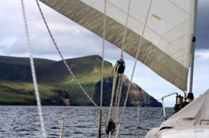 Segelurlaube sind aktive Entspannung auf Meer.